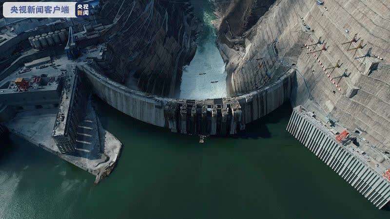 中国金沙江白鹤滩水电站大坝全线浇筑到顶